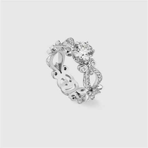 Gucci Flora 18k solitaire ring in white gold .